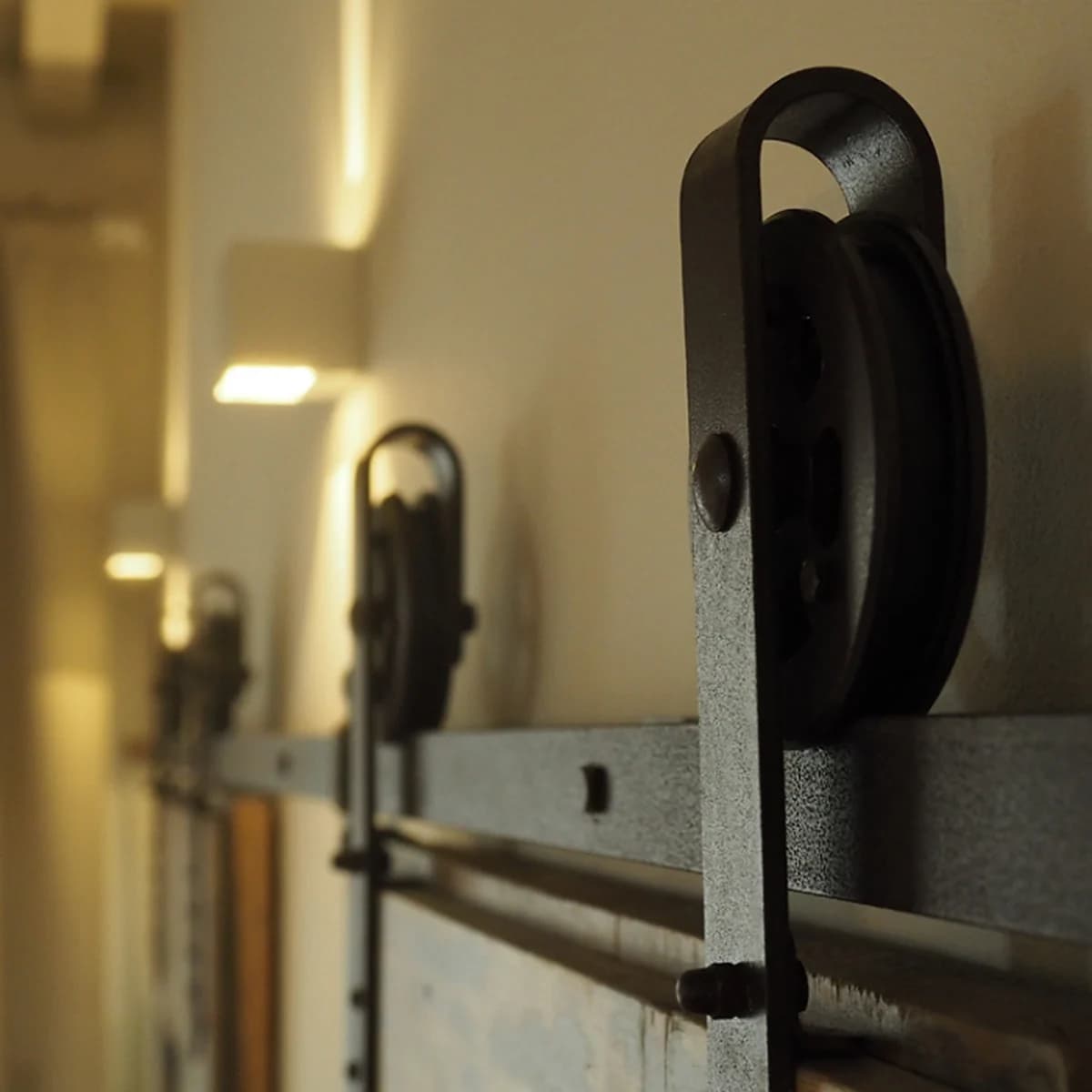Kaltinė stumdomų durų sistema Barn Doors dvivėrėms durims, iki 100 kg