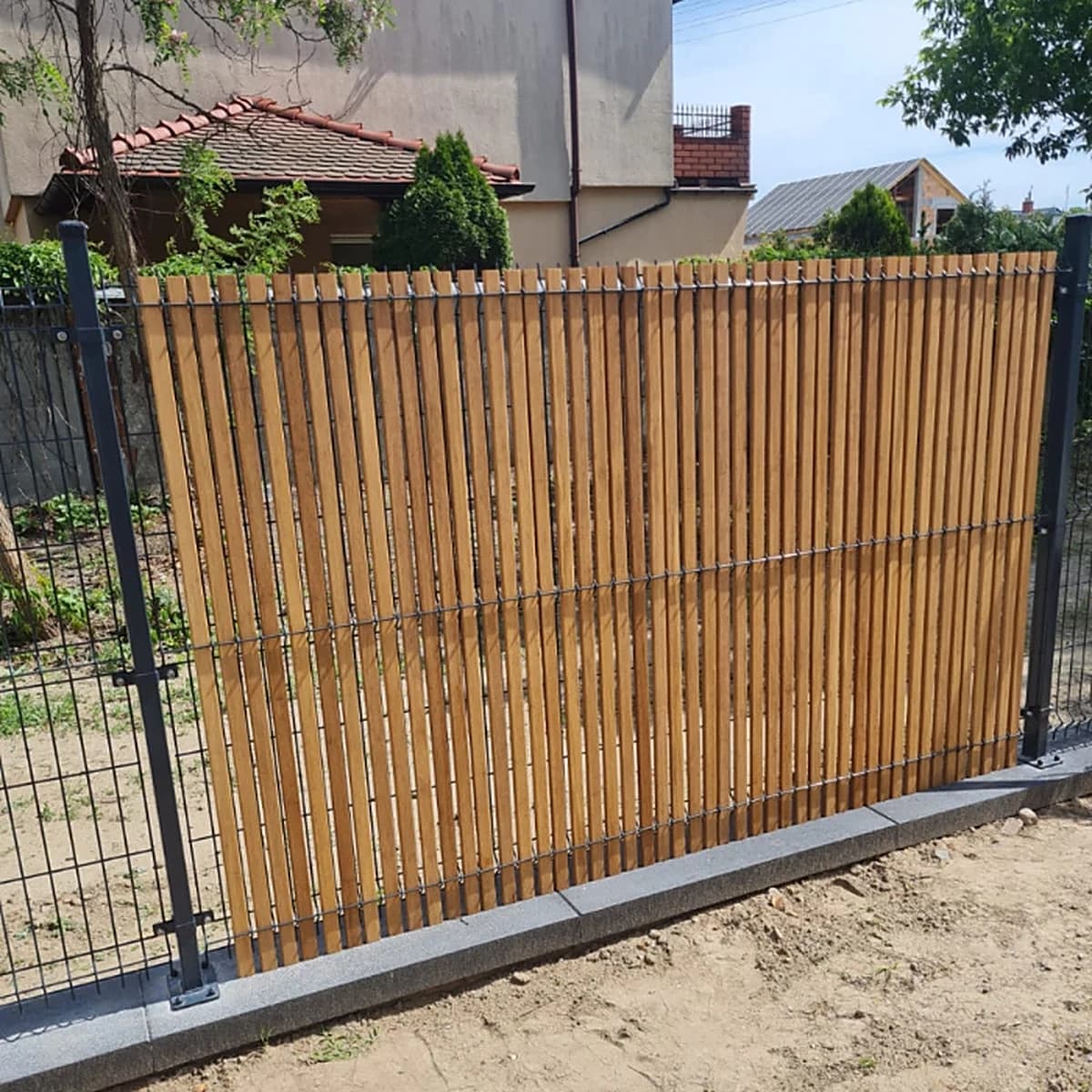 Bambuko lamelės metaliniame 3D tvoros segmente