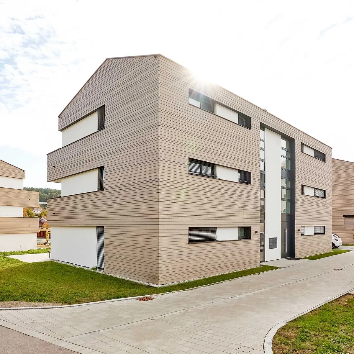 Daugiabučių namų kvartalas su medine apkala, padengta Koralan Vergrauungslasur Pyrit atspalviu