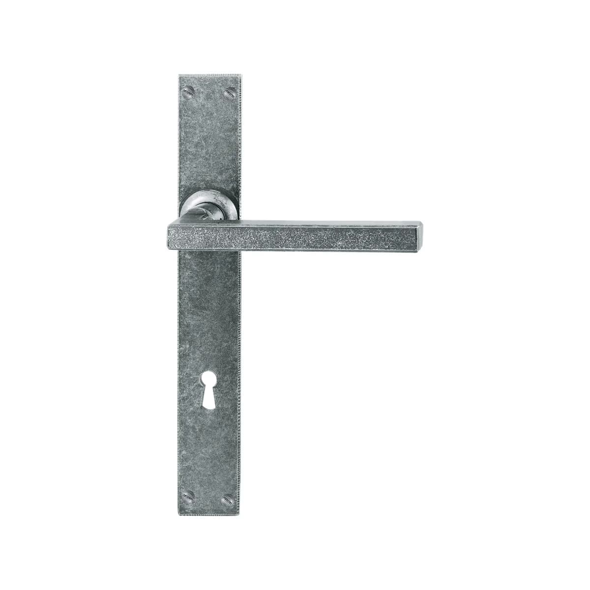 FM363 Kaltinė durų rankena ant plokštelės – Antique Silver apdaila